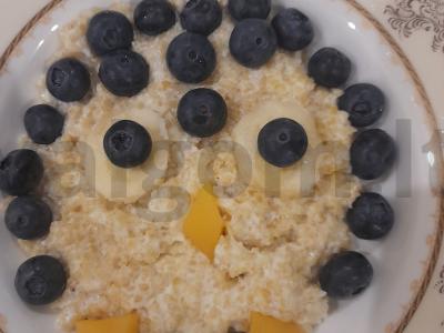 Skani kviečių košė su mėlynėmis pagrindine nuotrauka