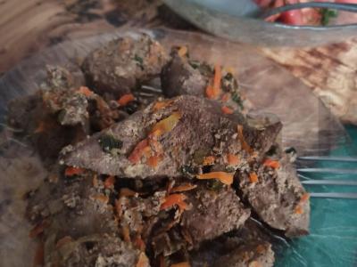 Troškinta kiaulienos kepenėlė su morkomis ir prieskoniais pagrindine nuotrauka