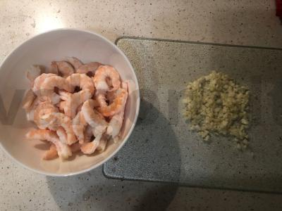 Makaronai su grietiniais krevetėmis Žingsnis 1