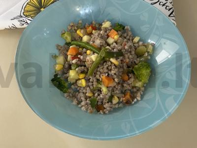 Žalioji grikių košė su daržovėmis kaimiškai pagrindine nuotrauka