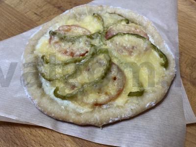 Daržovių mini-pica su česnaku padažu pagrindine nuotrauka