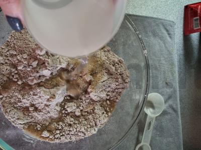 Ruginė duona ant salyklo tešlos Žingsnis 2