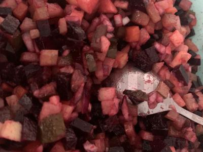 Paprastas vinigretas su daržovėmis ir žolelėmis pagrindine nuotrauka