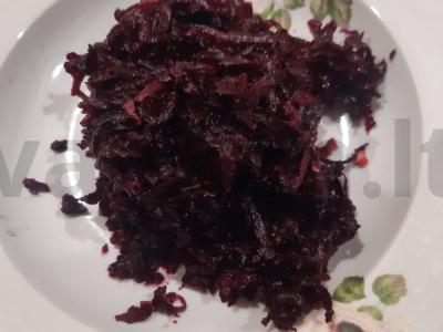 Naudingas salotas iš burokėlių, džiovintų slyvų ir obuolių Žingsnis 1