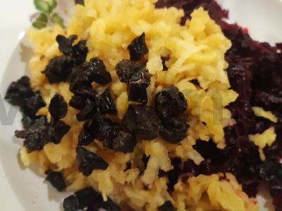 Naudingas salotas iš burokėlių, džiovintų slyvų ir obuolių Žingsnis 3