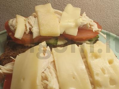 Vištienos ir sūrio klubinis sumuštinis ant Borodino duonos pagrindine nuotrauka