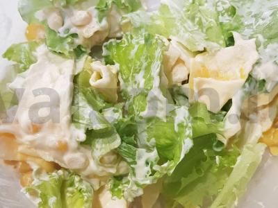 Salotos su kukurūzais ir kiaušinių blynu pagrindine nuotrauka