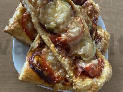 Mini pica su dešra ir kreminiu sūriu pagrindine nuotrauka