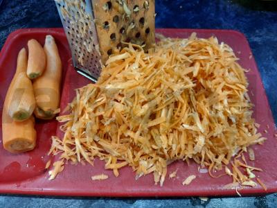 Morkų blynai su svogūnais ir česnaku Žingsnis 1