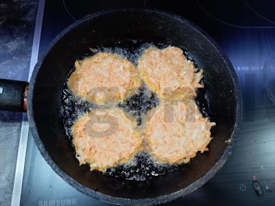 Morkų blynai su svogūnais ir česnaku Žingsnis 6