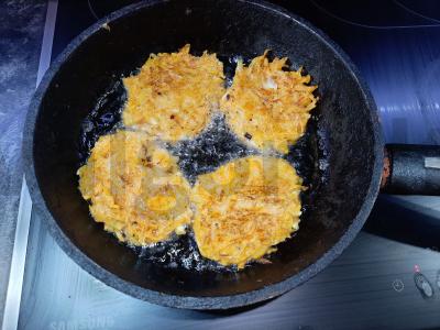 Morkų blynai su svogūnais ir česnaku Žingsnis 7