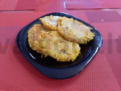 Morkų blynai su svogūnais ir česnaku pagrindine nuotrauka