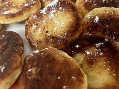 Sūrio blynai su kokosų miltais pusryčiams pagrindine nuotrauka