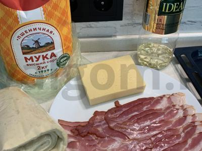 Sluoksniuotos tešlos lazdelės su šonine ir sūriu Žingsnis 1