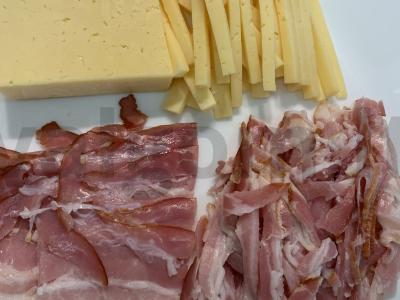 Sluoksniuotos tešlos lazdelės su šonine ir sūriu Žingsnis 2