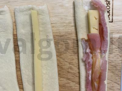 Sluoksniuotos tešlos lazdelės su šonine ir sūriu Žingsnis 4