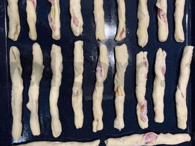 Sluoksniuotos tešlos lazdelės su šonine ir sūriu Žingsnis 6