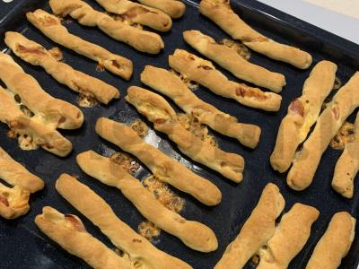 Sluoksniuotos tešlos lazdelės su šonine ir sūriu Žingsnis 7