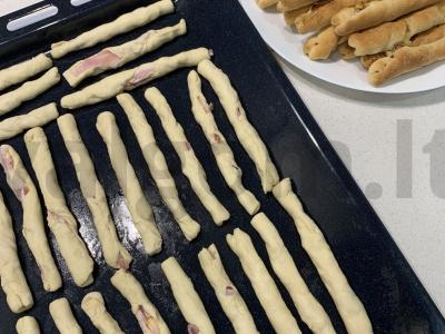 Sluoksniuotos tešlos lazdelės su šonine ir sūriu Žingsnis 8