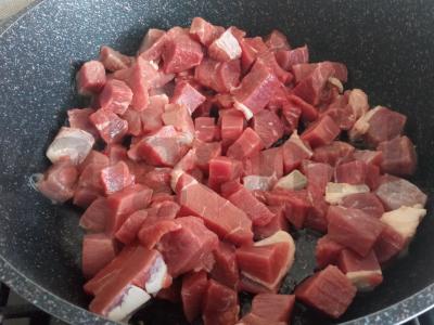 Švelnus jautienos guliašas pomidorų padaže Žingsnis 1