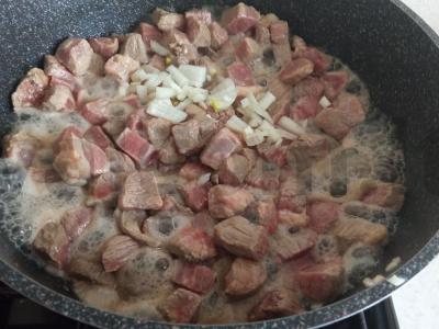 Švelnus jautienos guliašas pomidorų padaže Žingsnis 2