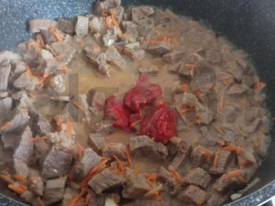 Švelnus jautienos guliašas pomidorų padaže Žingsnis 4