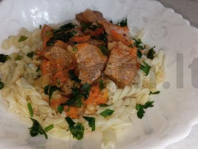 Švelnus jautienos guliašas pomidorų padaže pagrindine nuotrauka