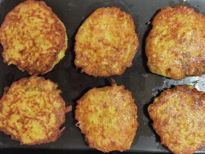 Skani bulvių latkes su juodąja ikra Žingsnis 1