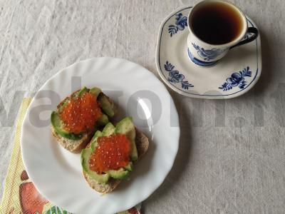 Avokado ir raudonosios ikros tostai pagrindine nuotrauka