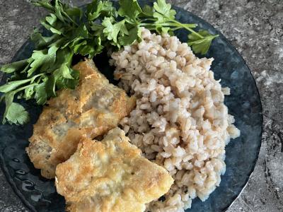 Kruopščiai apkeptas menkės filė su garnyru pagrindine nuotrauka