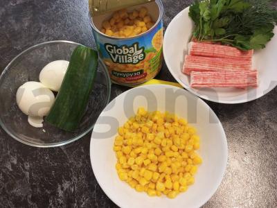 Salotos su krabų lazdelėmis ir kukurūzais Žingsnis 1