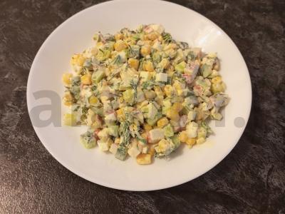 Salotos su krabų lazdelėmis ir kukurūzais pagrindine nuotrauka