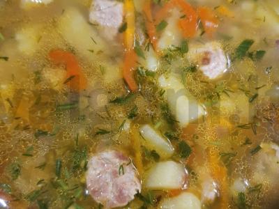 Žirnių sriuba pietums pagrindine nuotrauka