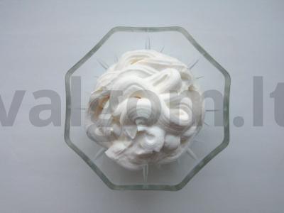 Riebūs grietinėlė iš pieno ir sviesto pagrindine nuotrauka