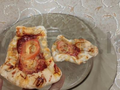 Mini pica su pomidorais ir sūriu pagrindine nuotrauka