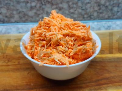 Morkų salotos su česnaku ir majonezu pagrindine nuotrauka