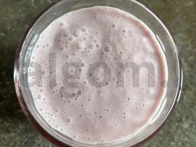 Pieno kokteilis su vyšnių sultimis pagrindine nuotrauka