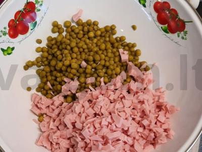 Olivje salotas su dešra ir morkomis Žingsnis 2