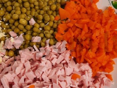 Olivje salotas su dešra ir morkomis Žingsnis 3