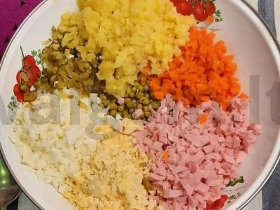 Olivje salotas su dešra ir morkomis Žingsnis 5