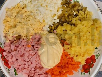 Olivje salotas su dešra ir morkomis Žingsnis 6