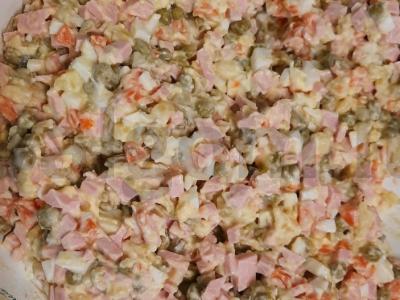 Olivje salotas su dešra ir morkomis pagrindine nuotrauka