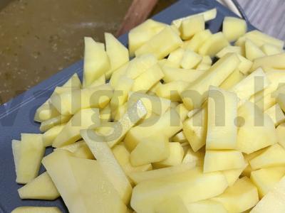 Tradicinė solianka su keliais dešrų tipais Žingsnis 1