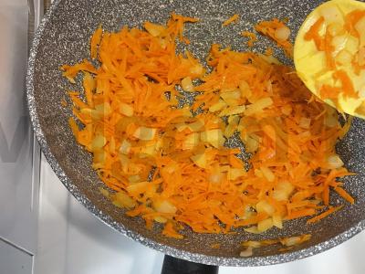 Tradicinė solianka su keliais dešrų tipais Žingsnis 2