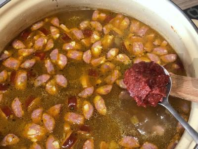 Tradicinė solianka su keliais dešrų tipais Žingsnis 5