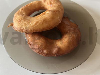 Traškūs kepti spurgos cukraus glazūroje pagrindine nuotrauka