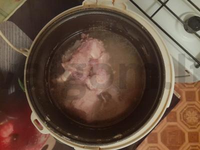 Sotūs šaltibarščiai iš kiaulienos su kaulu Žingsnis 1