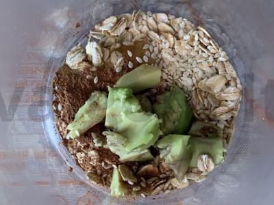 Šokoladinis pieno kokteilis su avokadu ir avižiniais dribsniais Žingsnis 4