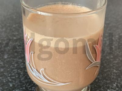 Šokoladinis pieno kokteilis su avokadu ir avižiniais dribsniais pagrindine nuotrauka