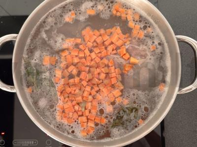 Skani sriuba su kalakutiena ir žaliuoju svogūnu Žingsnis 3